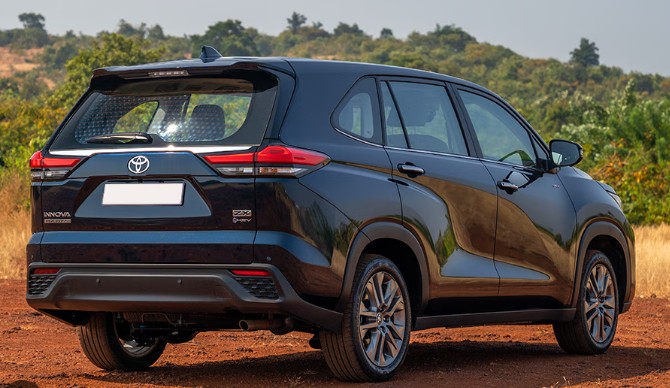 Toyota Innova Hycross